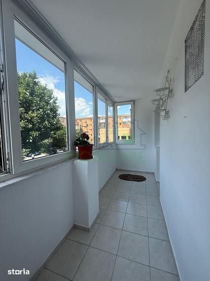 Apartament cu 3 camere decomandat în Tractorul