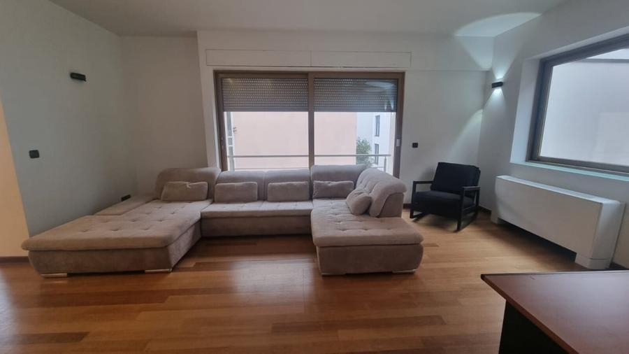 Apartament cu 5 camere decomandat, mobilat în Primăverii
