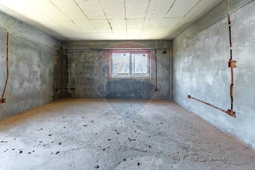 Casă cu 3 camere cu Teren 1707 Mp în Central
