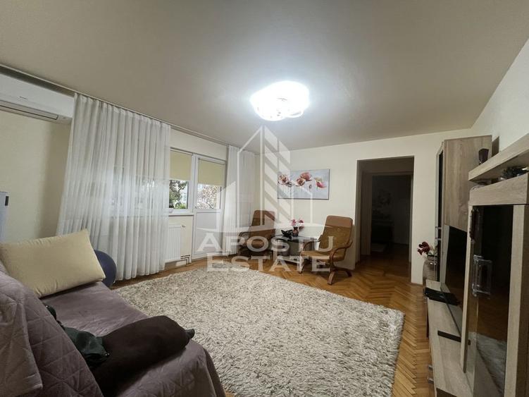 Apartament cu 3 camere semidecomandat, mobilat în Dâmbovița