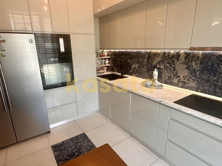 Duplex cu 6 camere cu Canalizare în Nord