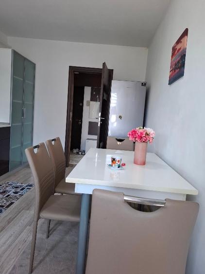Apartament cu 3 camere decomandat în Calea București