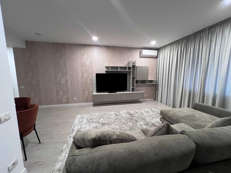 Apartament cu 3 camere semidecomandat în Pipera