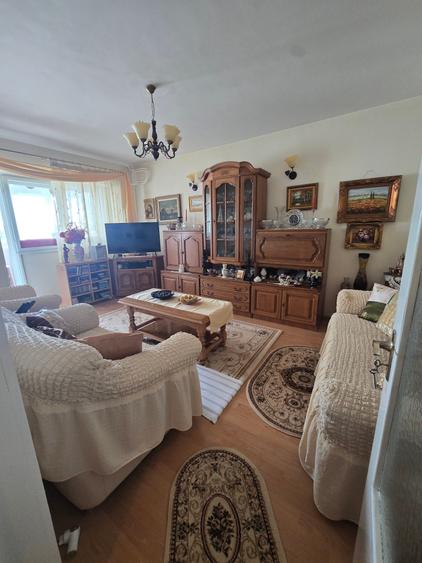 Apartament cu 4 camere decomandat în Colentina
