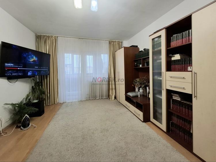 Apartament cu 4 camere semidecomandat în Teiul Doamnei