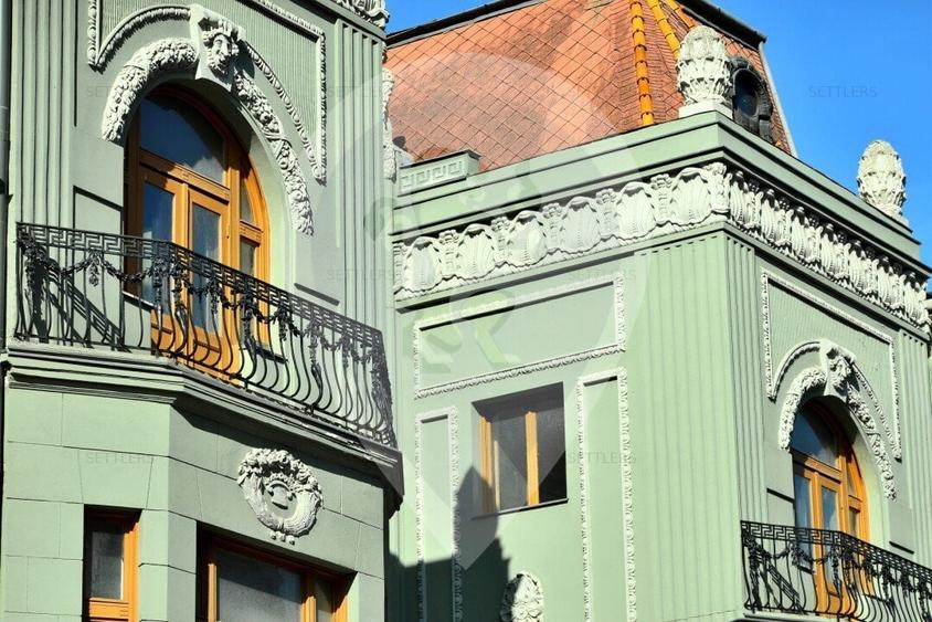 Casă individuală cu 7 camere cu Canalizare în Centrul Istoric