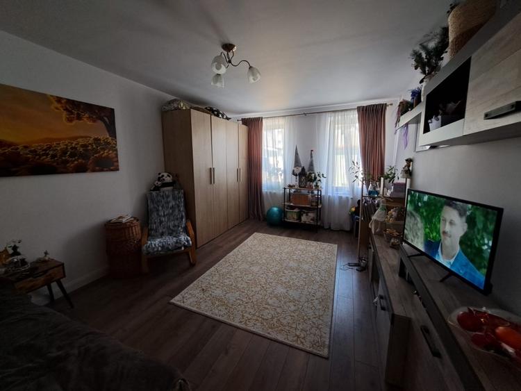Casă individuală cu 8 camere cu Canalizare în Central
