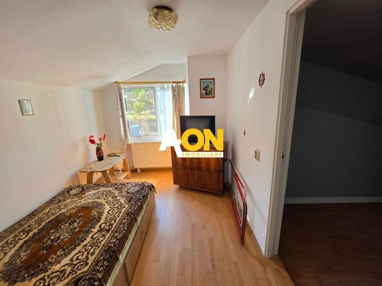 Casă individuală cu 8 camere cu Canalizare în Central