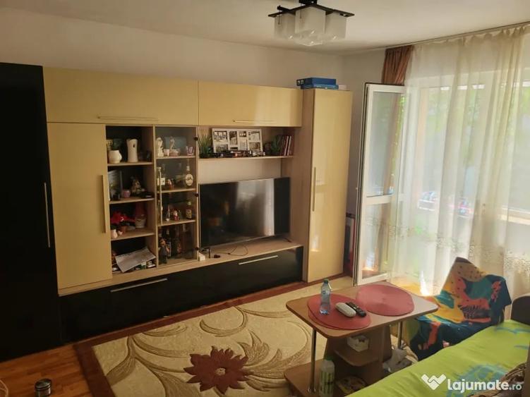 Apartament cu 3 camere semidecomandat în Crihala