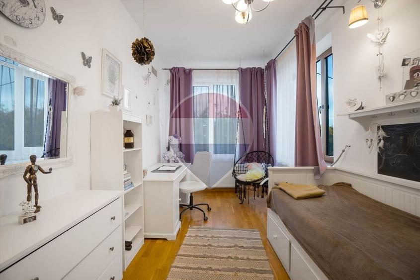 Casă individuală cu 8 camere cu Teren 179 Mp în Craiter