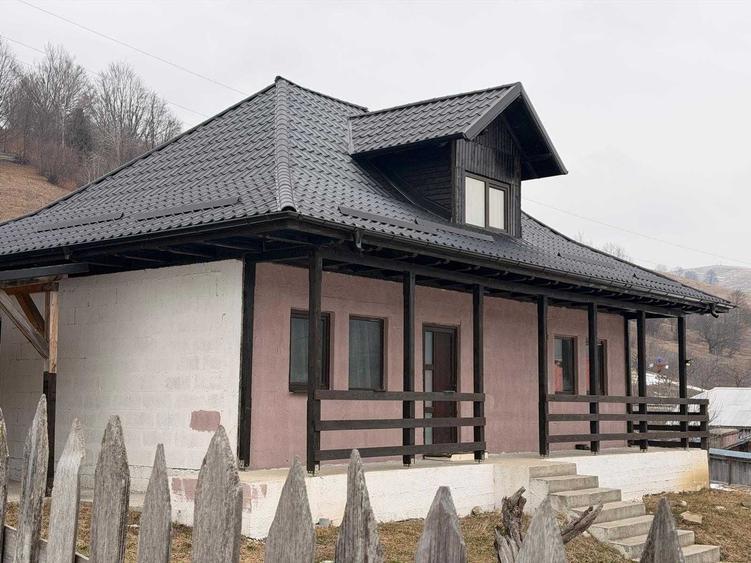 Casă cu 4 camere cu Teren 1744 Mp în Crăcăoani