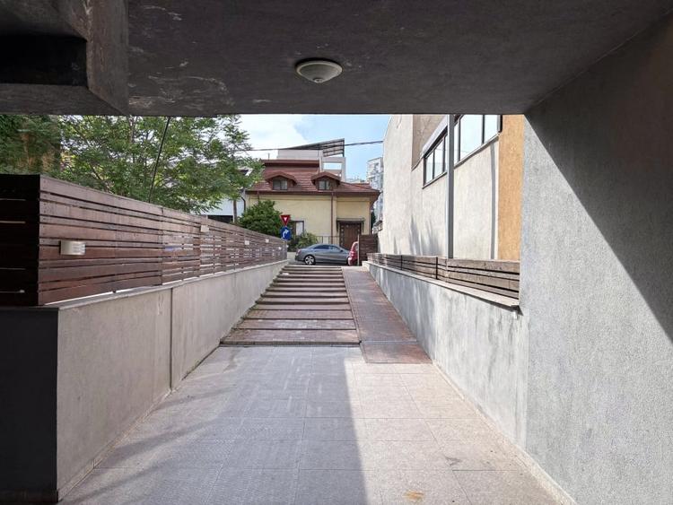 Apartament cu 2 camere semidecomandat, mobilat în P-ța Alba Iulia
