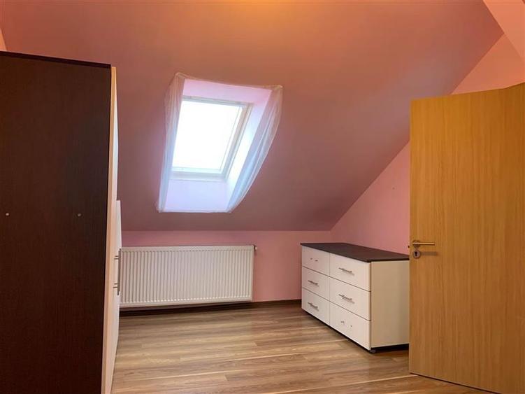 Apartament cu 3 camere semidecomandat, mobilat în Bună Ziua