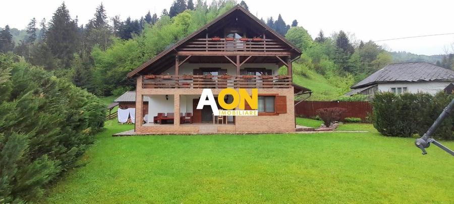 Casă individuală cu 8 camere cu Canalizare în Vadu Moților