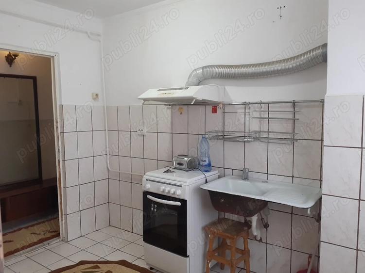 Apartament cu 3 camere semidecomandat în Hipodrom