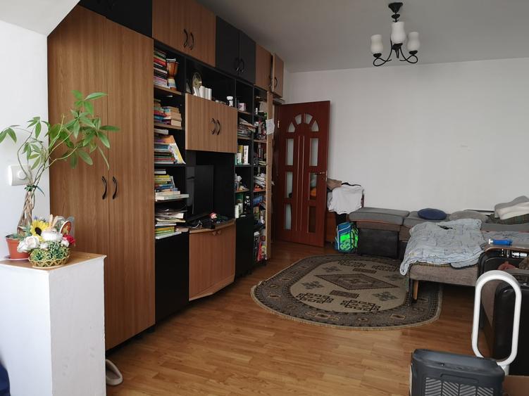 Apartament cu 3 camere decomandat în Tractorul