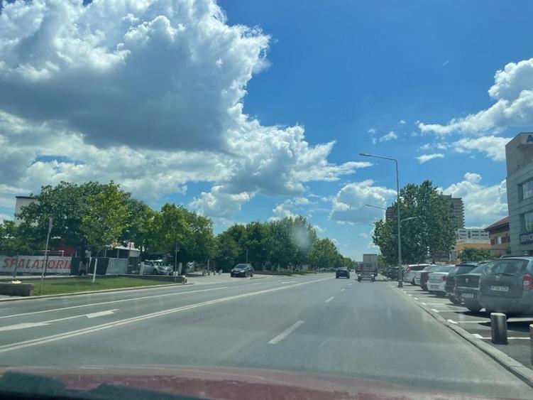Teren Construcții intravilan de 11000 mp, în Apărătorii Patriei
