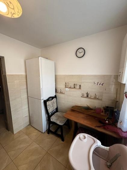 Apartament cu 3 camere semidecomandat, mobilat în Baia Sprie