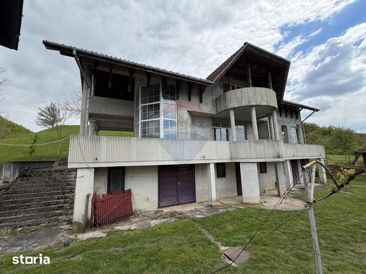 Casă cu 6 camere cu Teren 2681 Mp în Central