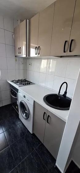 Garsonieră decomandată în Titan