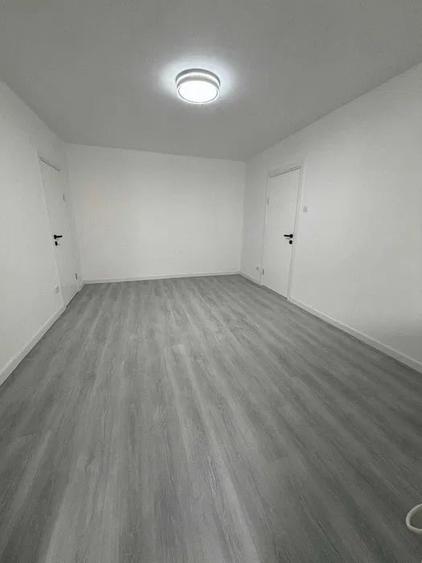 Apartament cu 3 camere semidecomandat în Berceni
