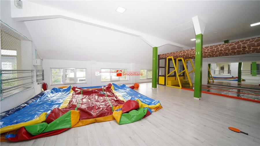 Spațiu comercial, de 700 mp, în Sânmartin