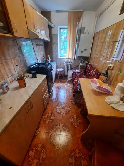 Apartament cu 3 camere semidecomandat, mobilat în Baza 3