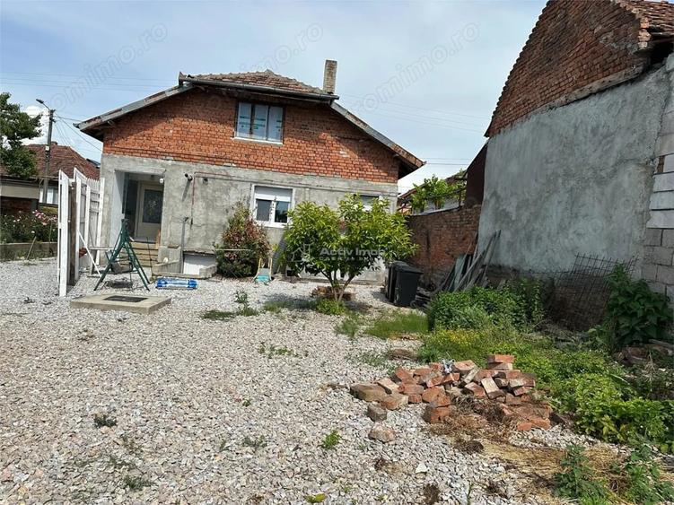 Casă cu Teren 1438 Mp în Central