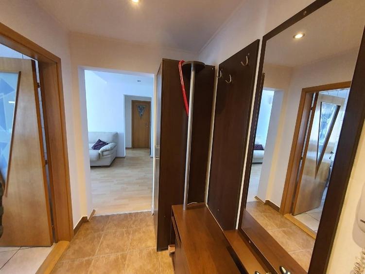 Apartament cu 3 camere semidecomandat, mobilat în Barbu Văcărescu