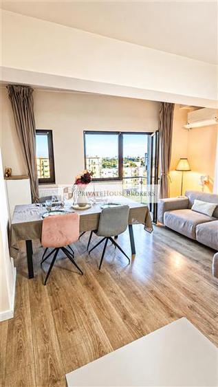 Apartament cu 3 camere semidecomandat, mobilat în Băneasa