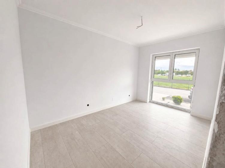 Apartament cu 4 camere semidecomandat în Florești