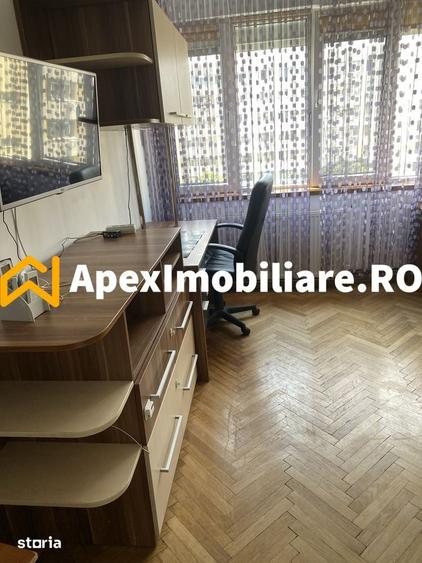 Apartament cu 3 camere decomandat în Andronache