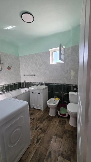 Apartament cu 3 camere semidecomandat în Calea Călărașilor