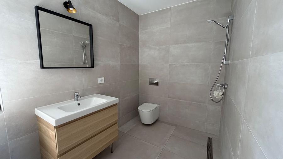 Duplex cu 5 camere cu Canalizare în Exterior Nord