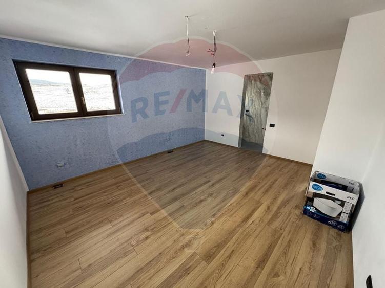 Casă individuală cu 8 camere cu Teren 1550 Mp în Dărmănești