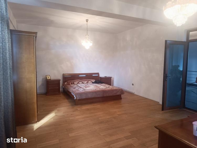 Casă cu 10 camere cu Teren 970 Mp în Calea București
