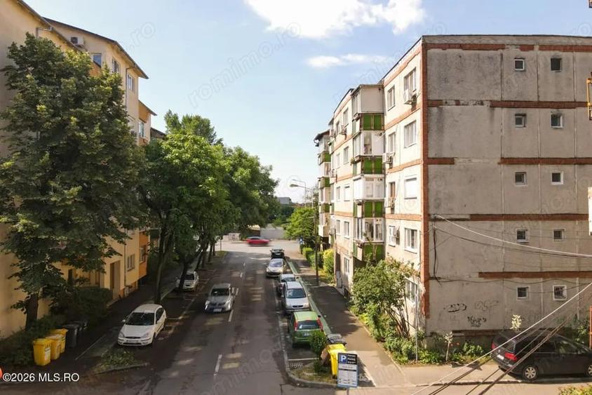 Soarelui - Scoala 30 - 3 Camere, Decomandat, 2 Bai, Etaj 2, Centrala - 1