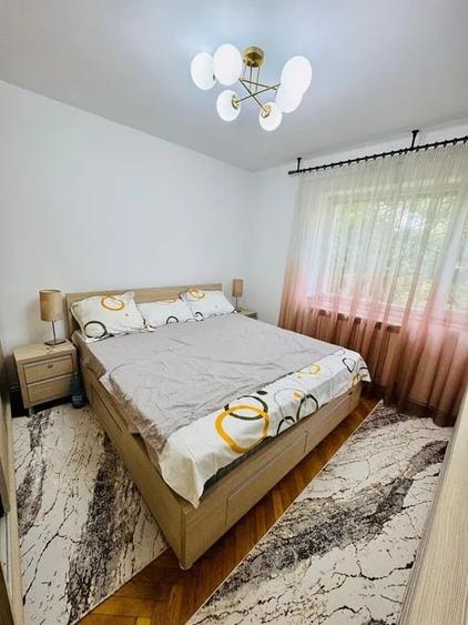 Apartament cu 3 camere semidecomandat în Podu Roș