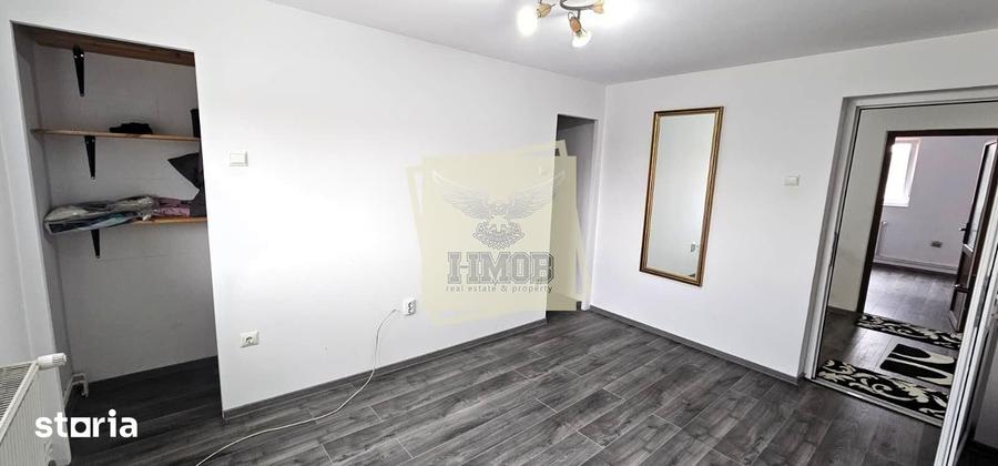 Casă cu 10 camere cu Teren 1195 Mp în Roșia
