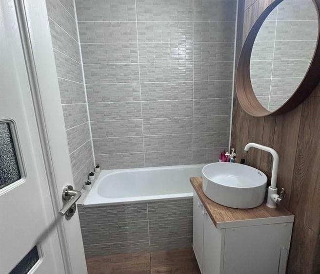 Apartament cu 3 camere decomandat în Titan