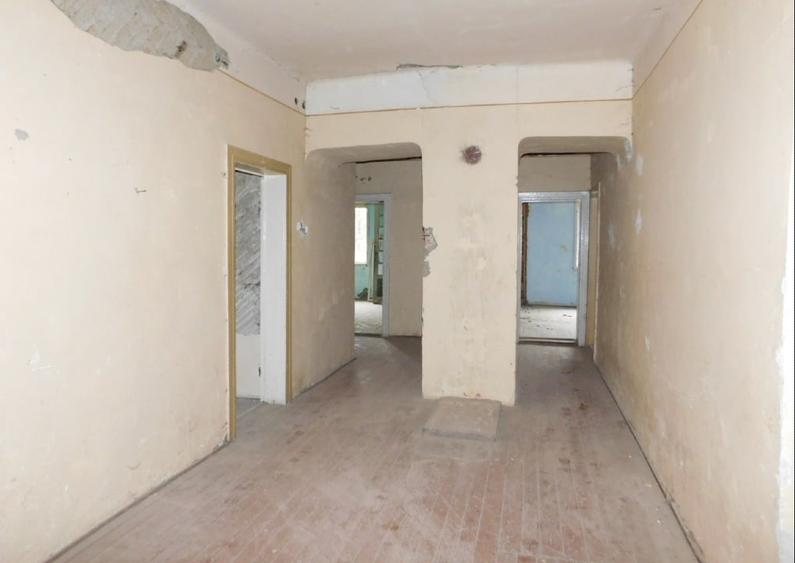 Casă individuală cu 5 camere cu Teren 896 Mp în Central