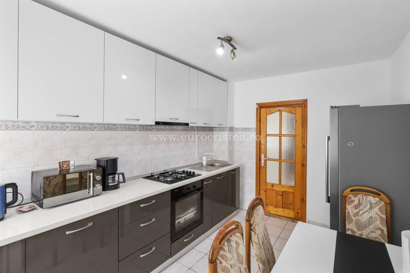 Apartament cu 3 camere decomandat în Central