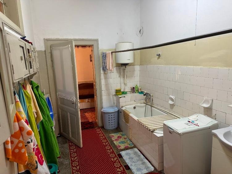 Casă individuală cu 5 camere cu Teren 400 Mp în Central