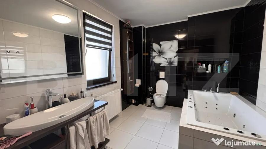 Casă cu 5 camere cu Teren 1307 Mp în Romanești