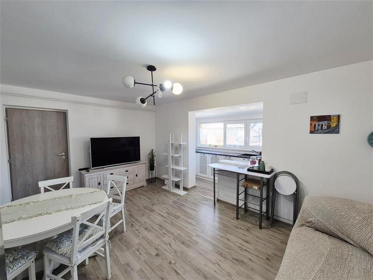 Apartament cu 3 camere decomandat în Valea Adâncă