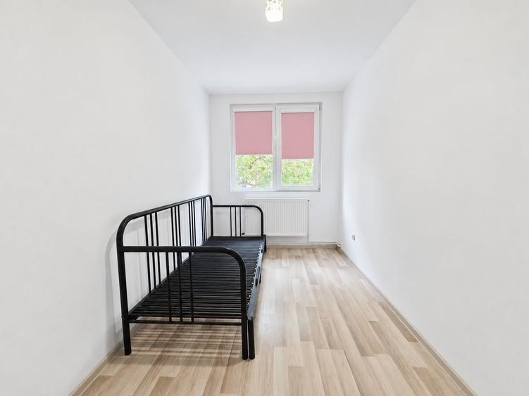 Apartament cu 3 camere semidecomandat în Micro 19