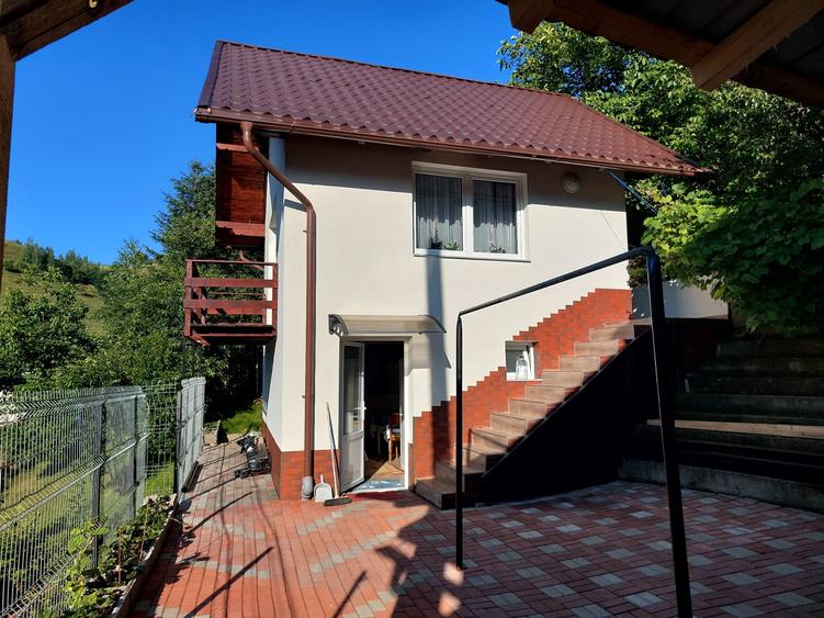 Casă individuală cu 7 camere cu Canalizare în Poiana Mărului