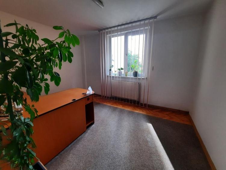 Apartament cu 4 camere decomandat în Central