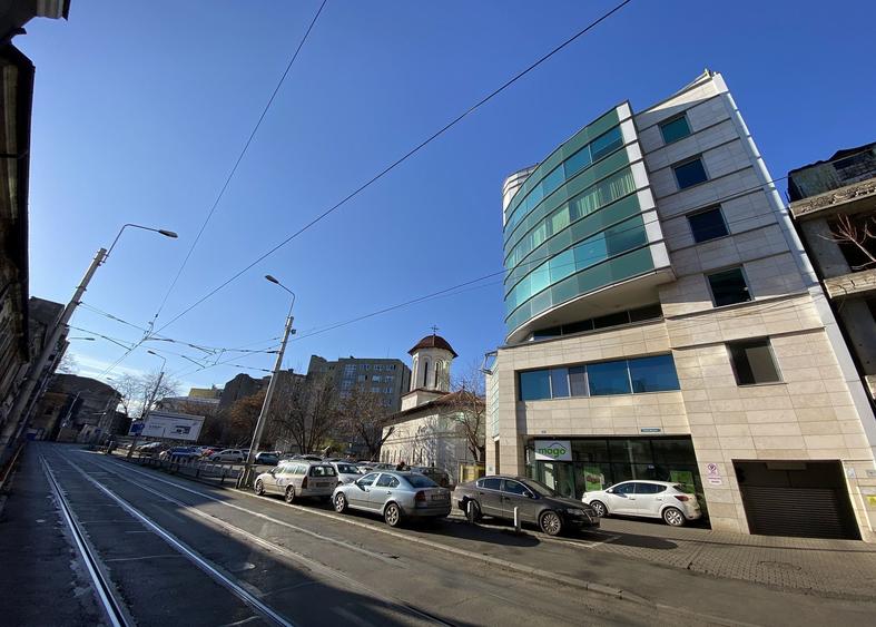 Birou, de 2,340 mp, în Universitate