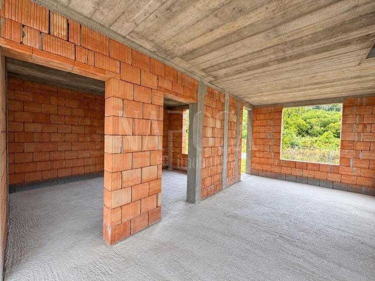 Casă individuală cu 5 camere cu Canalizare în Baciu